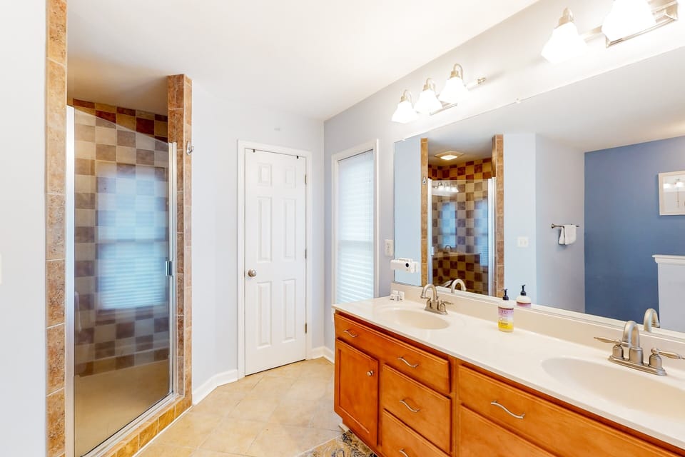 Dog-friendly Lake Luxury With dry Sauna, hot Tub, Game Room House in Lake Anna