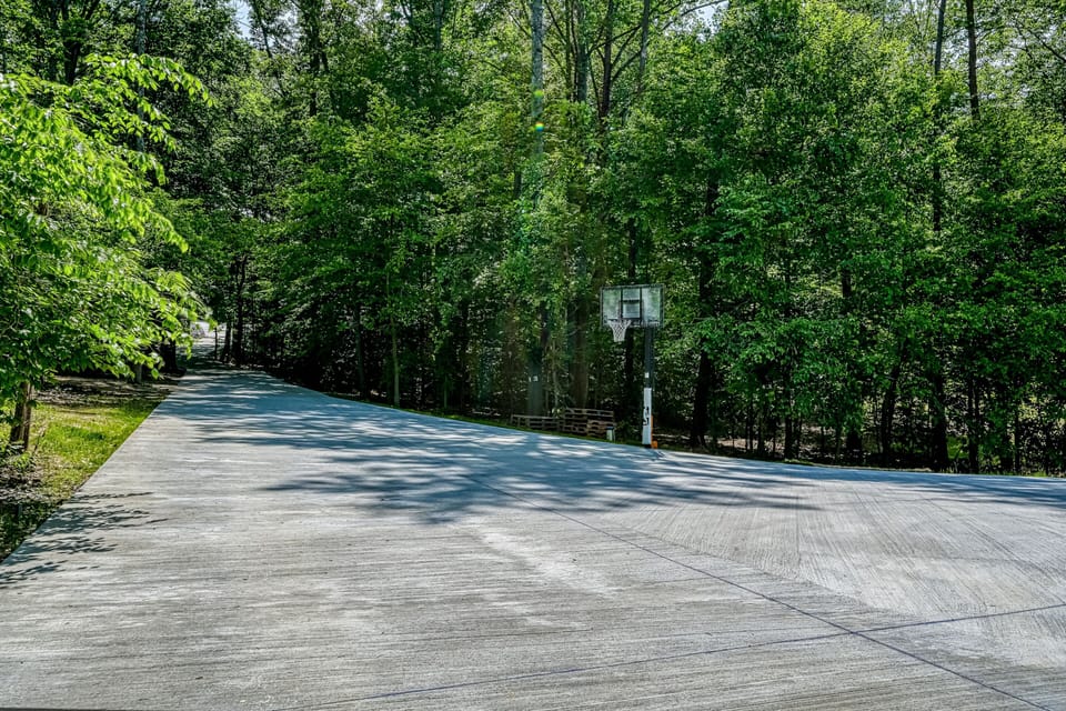 Dog-friendly Lakefront Home With a Game Room, Children's Items, and Firepit House in Lake Anna