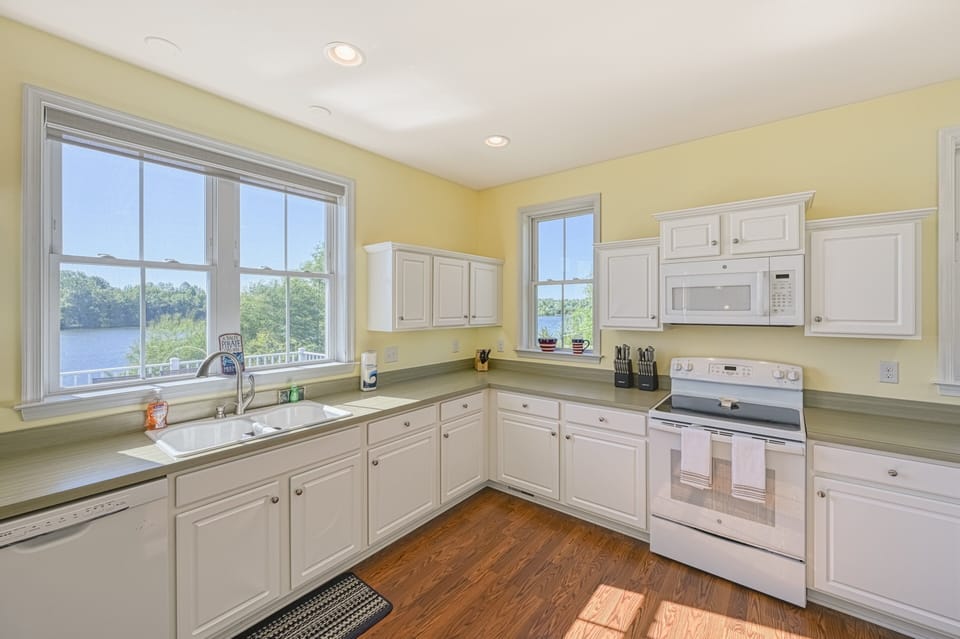 House, Multiple Beds, Kitchen (Lake Time to Unwind) | Private kitchen
