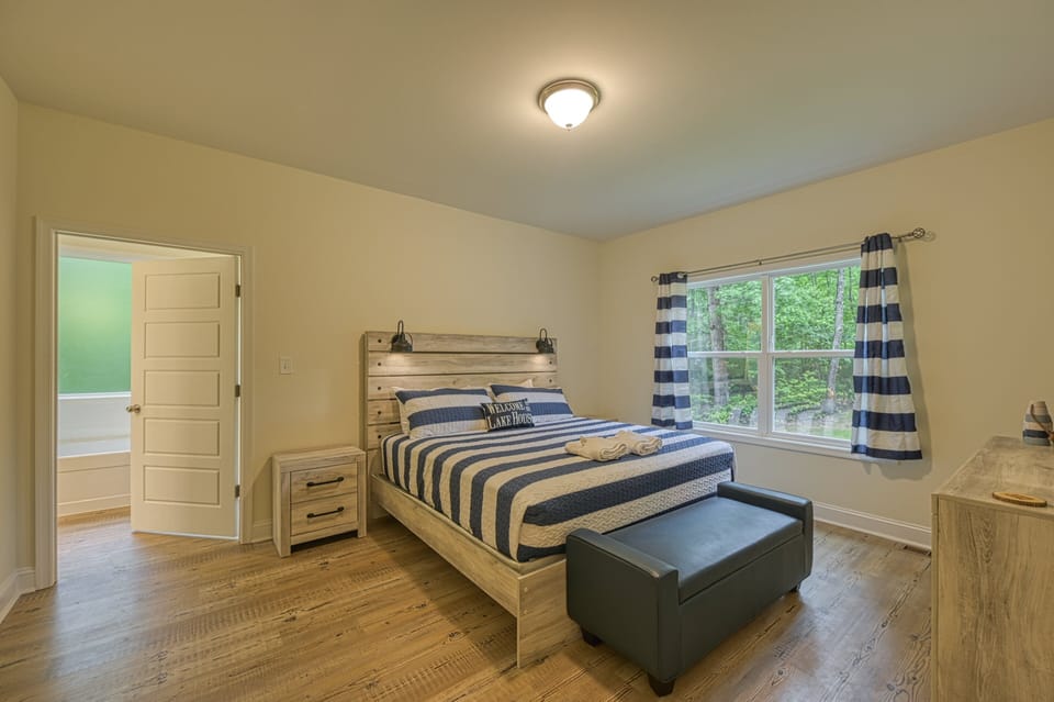 Dog-friendly Lakefront Home With Dock, Game Room, Kayaks, hot Tub, & Firepit House in Lake Anna