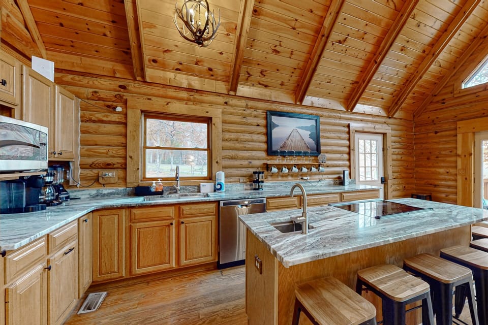 House, Multiple Beds, Hot Tub (Canoe You Believe It - Liberty Lodge) | Private kitchen