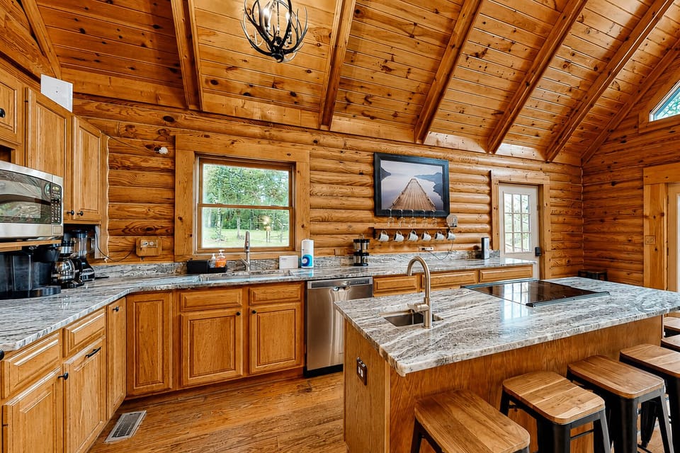 House, Multiple Beds (Canoe You Believe It - Liberty Lodge) | Private kitchen