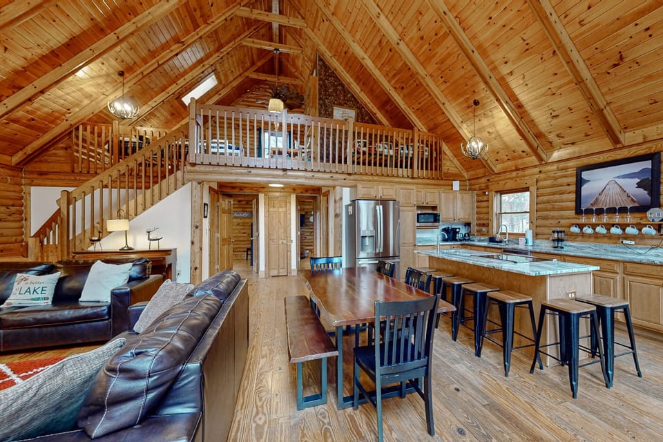 House, Multiple Beds, Hot Tub (Canoe You Believe It - Liberty Lodge) | Interior