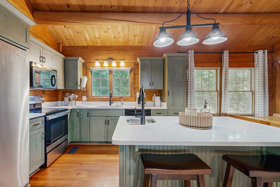 Cabin, Multiple Beds, Fireplace (Lakeview Lodge) | Private kitchen