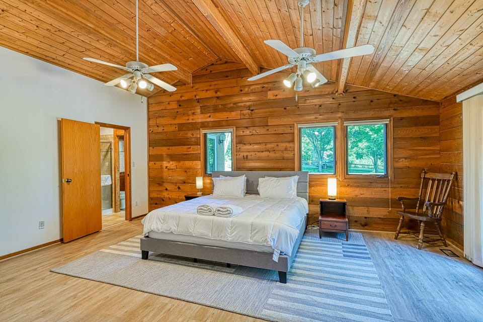 Lakefront Retreat W/private Dock, Fast Wifi, gas Grill & Central AC, Dogs House in Lake Anna