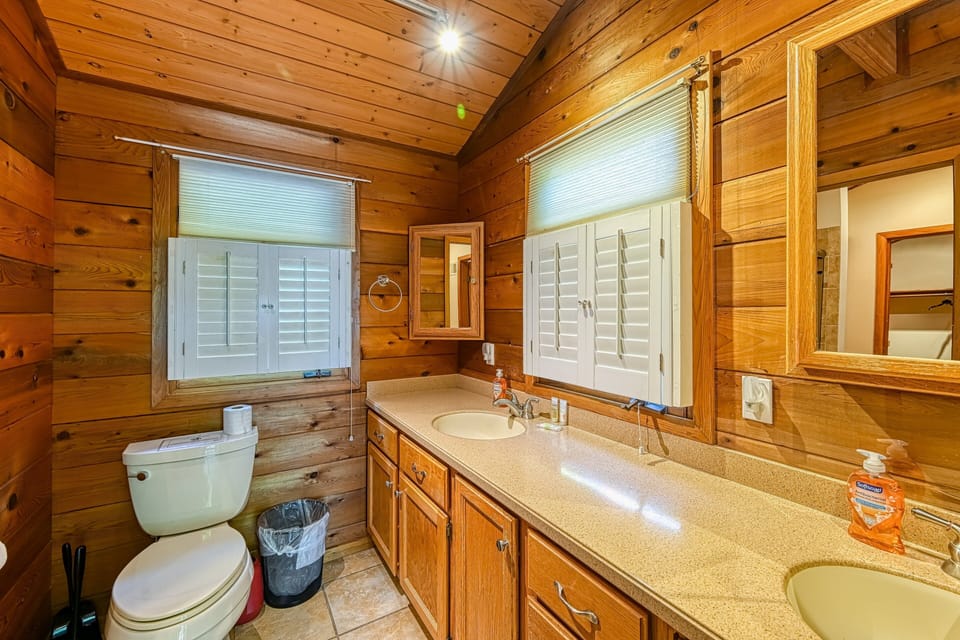Lakefront Retreat W/private Dock, Fast Wifi, gas Grill & Central AC, Dogs House in Lake Anna