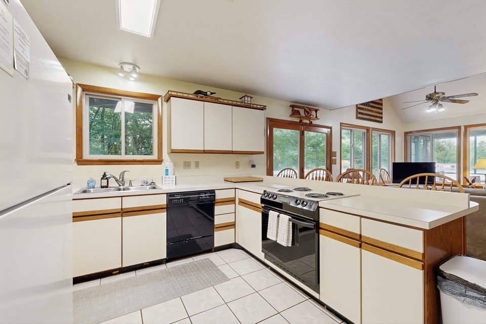 House, Multiple Beds, Balcony (Lakeside Haven) | Private kitchen
