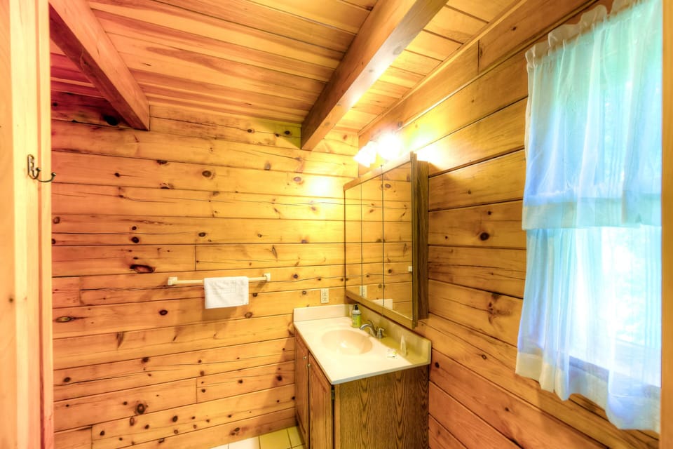 Three-story Dog-friendly Home With Large Deck, Wood Swing, Firepit, Lawn, & More House in Lake Anna