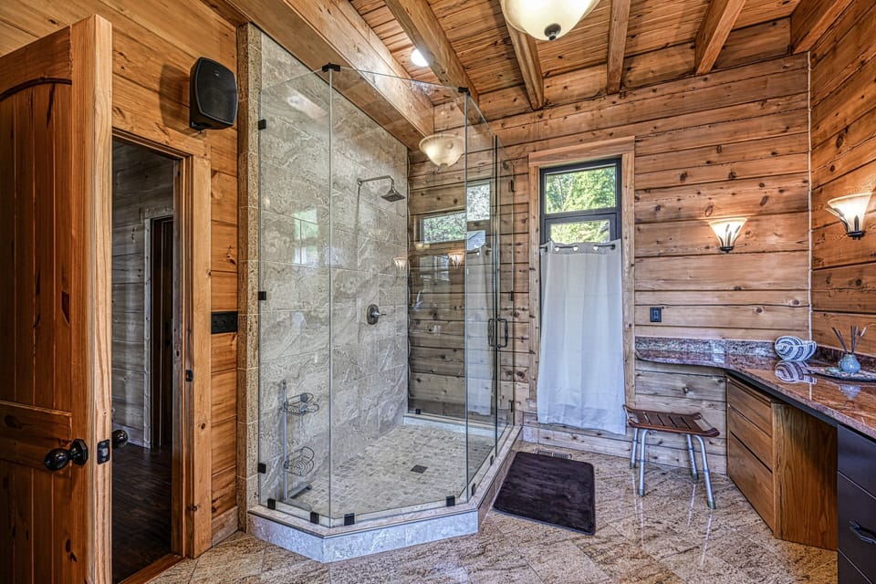 Lakefront Cabin w/ Hot Tub, Boat Dock, Wifi, a Game Room & Firepit - Dogs OK House in Lake Anna
