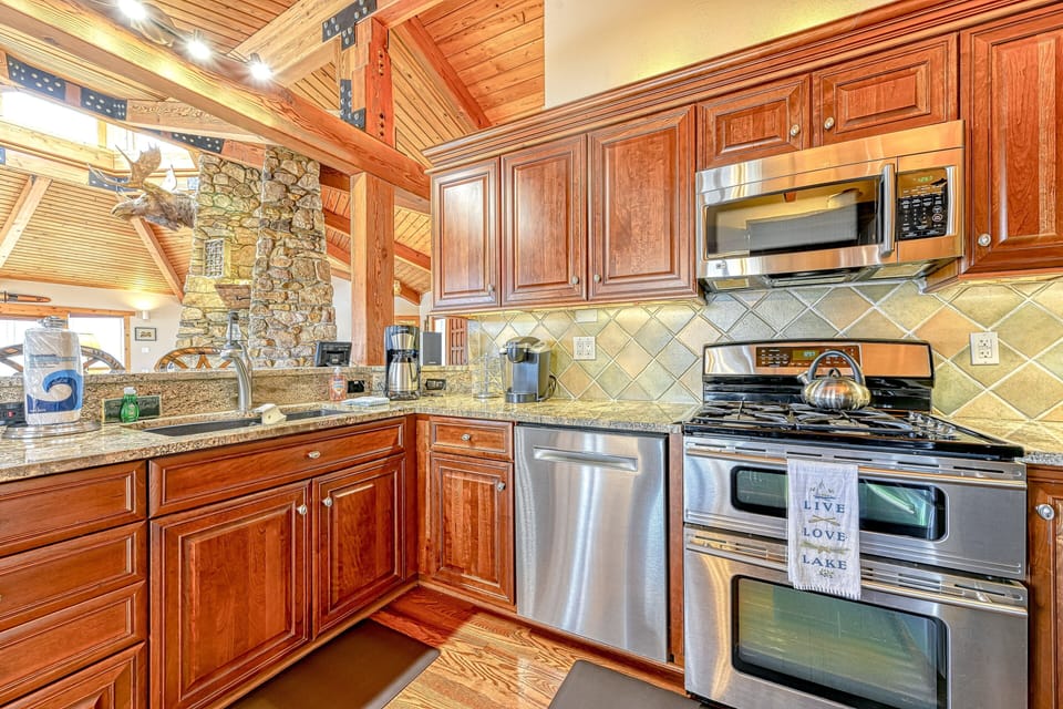 House, Multiple Beds, Fireplace (Flying Moose Lodge at Lake Anna) | Private kitchen