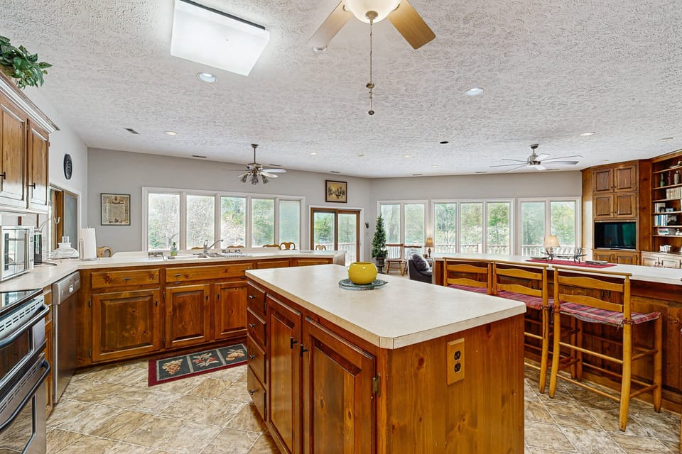 House, Multiple Beds, Kitchen (Lazy Daze Lodge) | Private kitchen