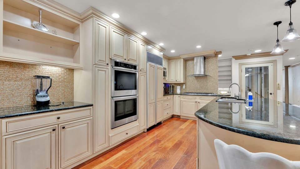 House, 5 Bedrooms, City View | Private kitchen | Espresso maker, coffee/tea maker, electric kettle, dining table