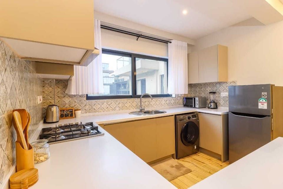 Coffee/tea maker, full-size fridge, microwave, oven