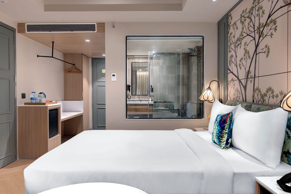 Forest View Queen Room | Iron/ironing board (on request), WiFi (free), bed sheets