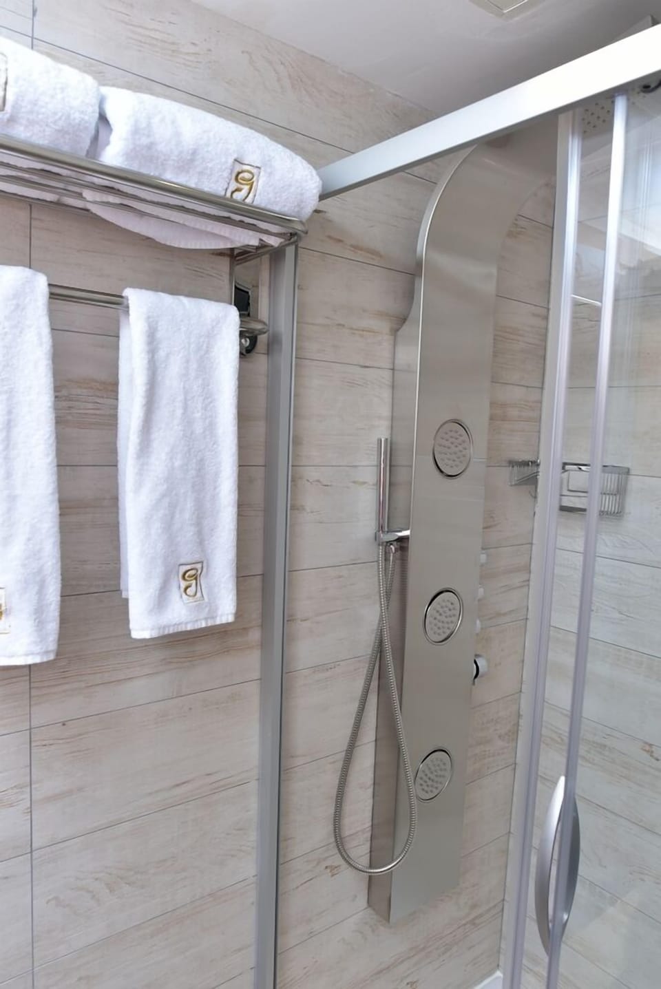 Deluxe Double or Twin Room | Bathroom | Shower, free toiletries, hair dryer, bathrobes