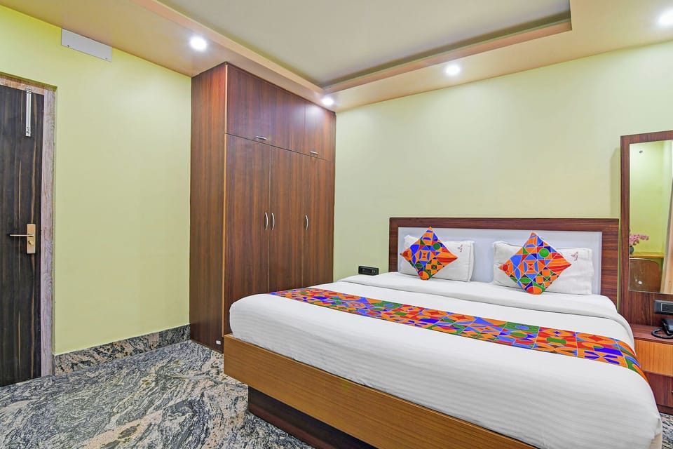 Deluxe Room | Egyptian cotton sheets, premium bedding, in-room safe, desk