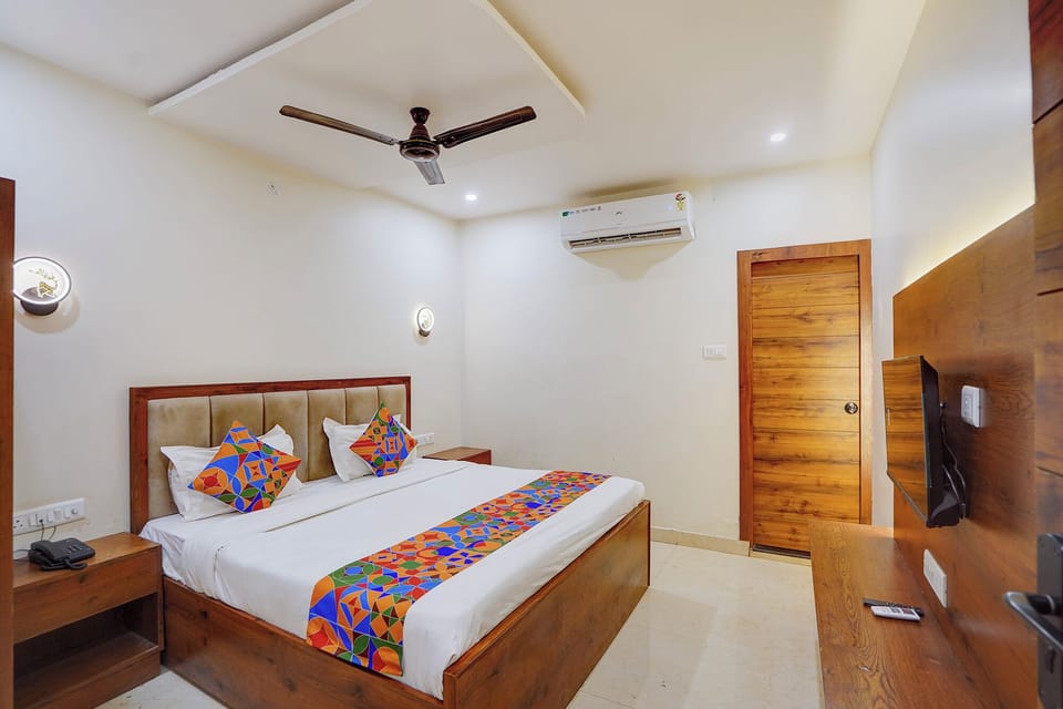 Deluxe Room | Egyptian cotton sheets, premium bedding, in-room safe, desk