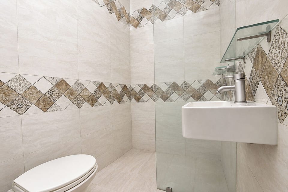 Shower, rainfall showerhead, free toiletries, towels