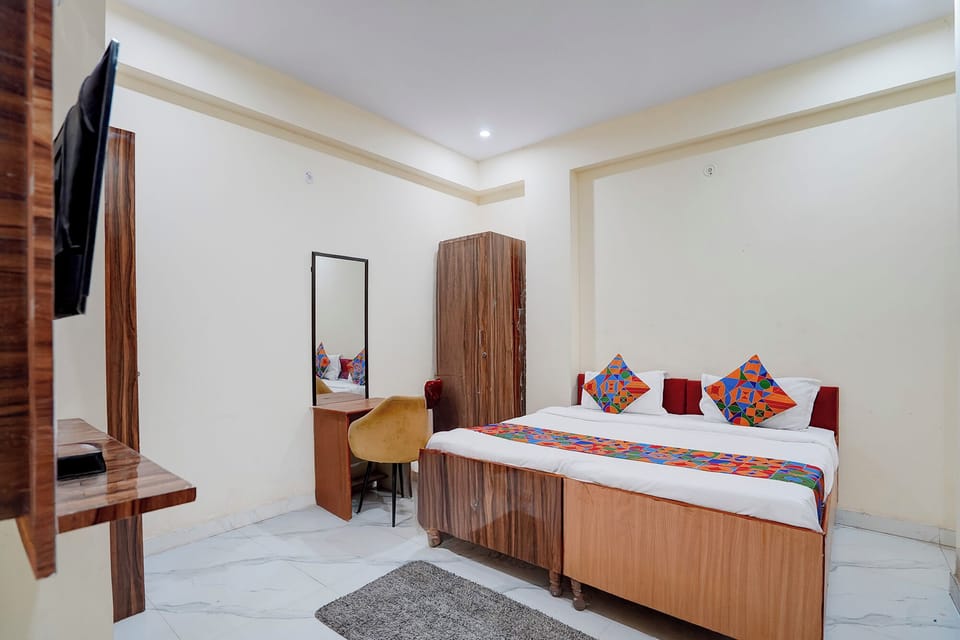 Deluxe Room | Egyptian cotton sheets, premium bedding, in-room safe, desk