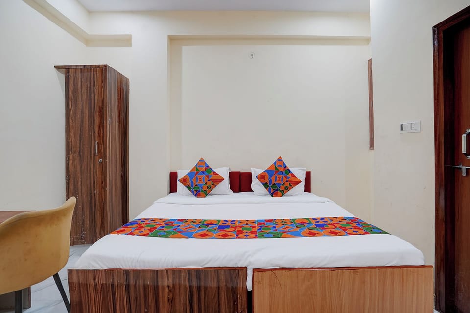 Deluxe Room | Egyptian cotton sheets, premium bedding, in-room safe, desk