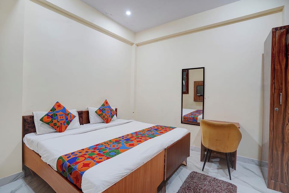 Egyptian cotton sheets, premium bedding, in-room safe, desk