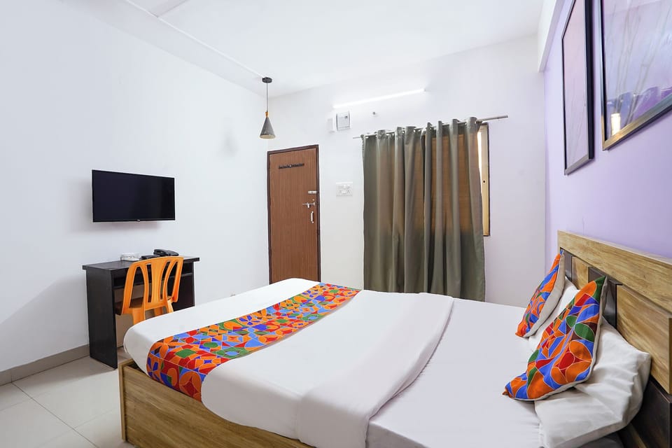 Egyptian cotton sheets, premium bedding, in-room safe, desk