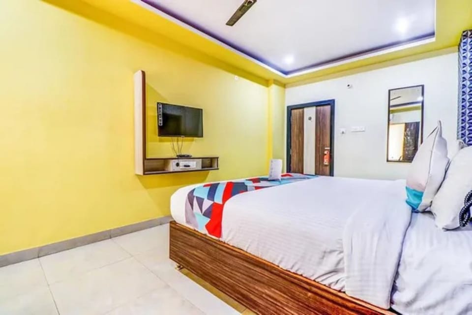 Egyptian cotton sheets, premium bedding, in-room safe, desk