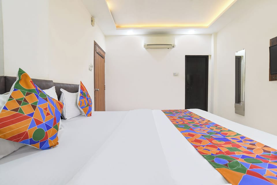 Deluxe Room | Egyptian cotton sheets, premium bedding, in-room safe, desk