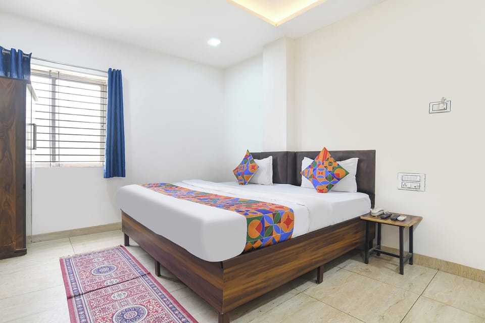 Egyptian cotton sheets, premium bedding, in-room safe, desk