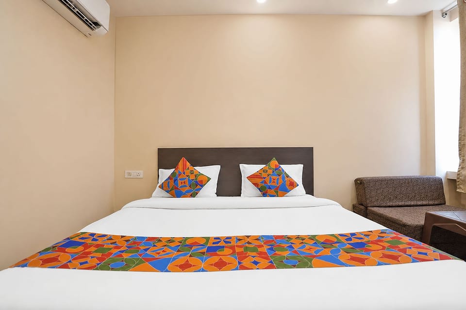 Deluxe Room | Egyptian cotton sheets, premium bedding, in-room safe, desk