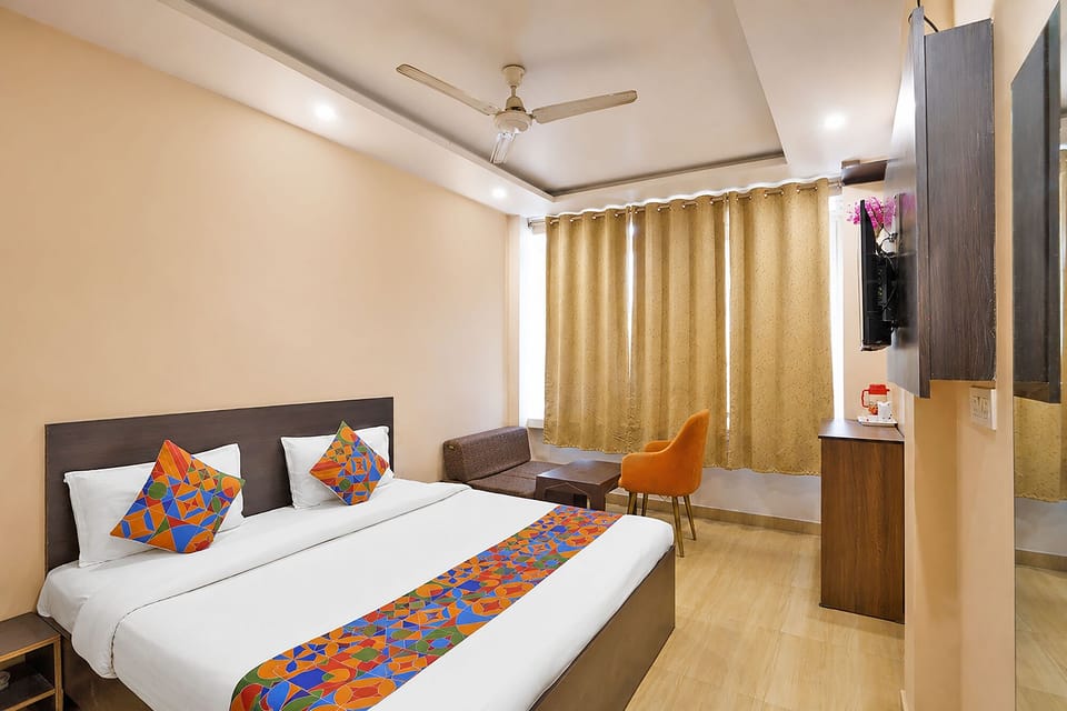 Egyptian cotton sheets, premium bedding, in-room safe, desk