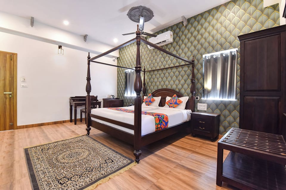 Suite | Egyptian cotton sheets, premium bedding, in-room safe, desk