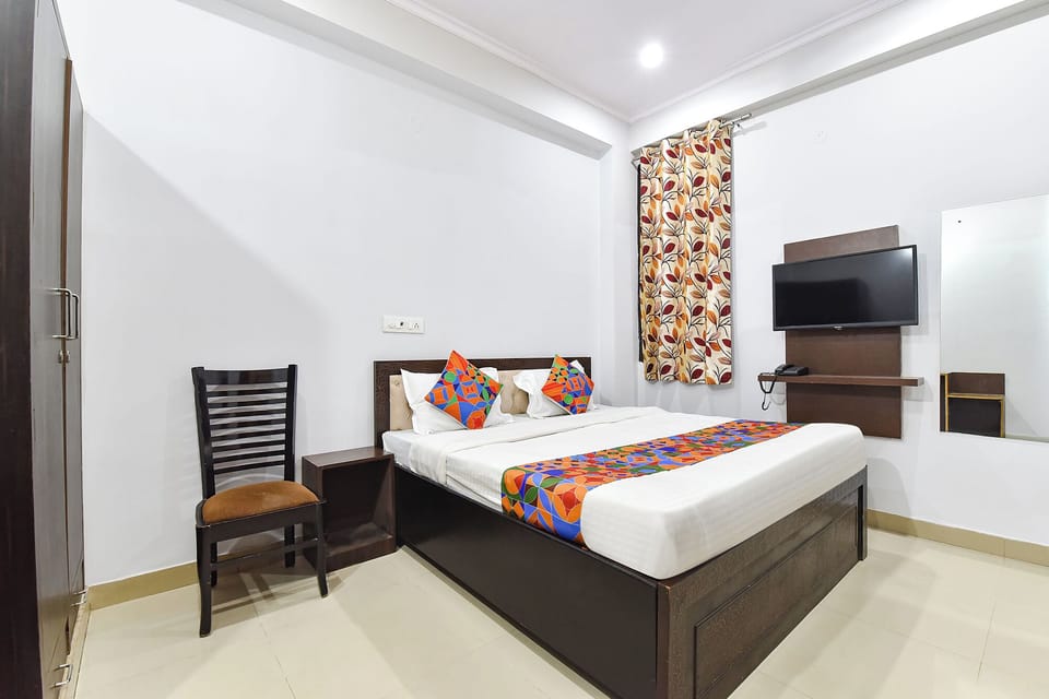 Egyptian cotton sheets, premium bedding, in-room safe, desk