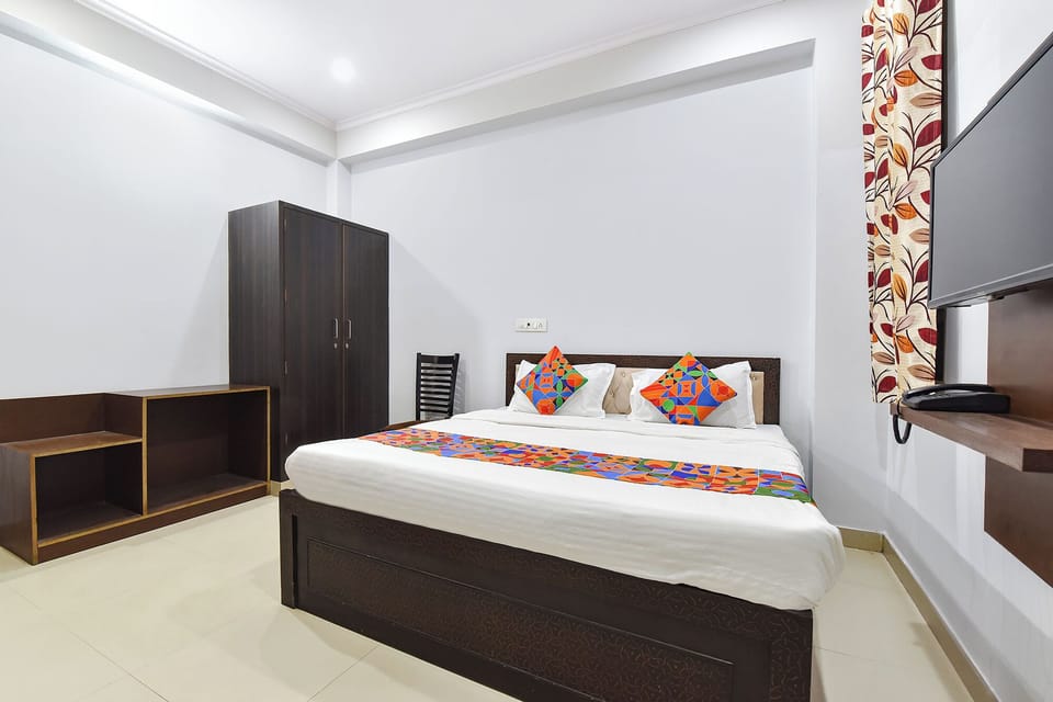 Deluxe Room | Egyptian cotton sheets, premium bedding, in-room safe, desk