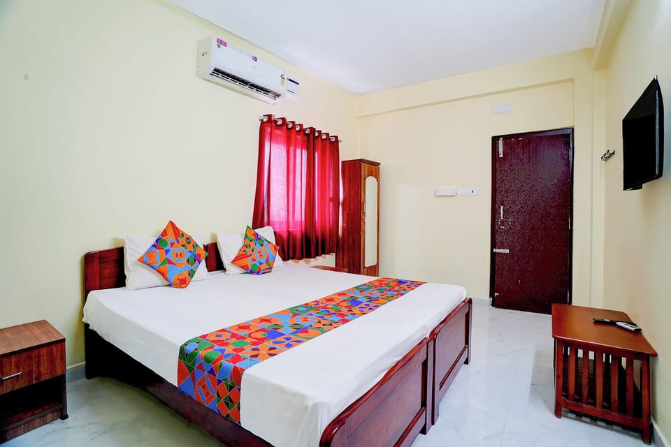 Egyptian cotton sheets, premium bedding, in-room safe, desk