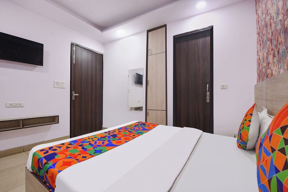 Egyptian cotton sheets, premium bedding, in-room safe, desk