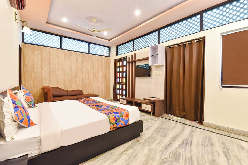 Egyptian cotton sheets, premium bedding, in-room safe, desk