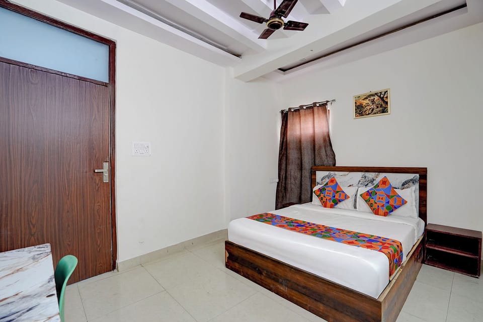 Egyptian cotton sheets, premium bedding, in-room safe, desk