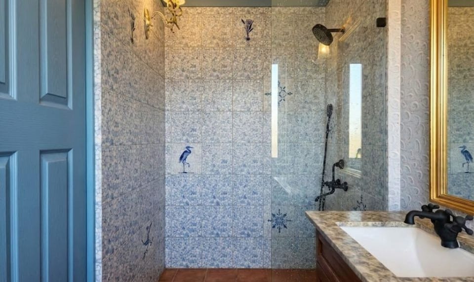 Deluxe Double Room | Bathroom | Free toiletries, towels, soap, shampoo