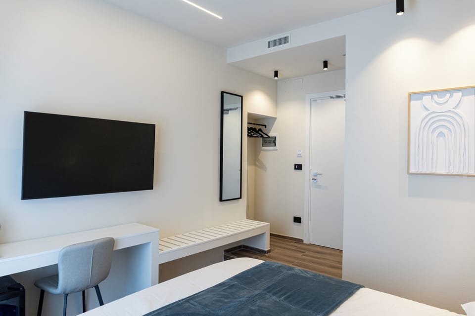 Minibar, WiFi (free)
