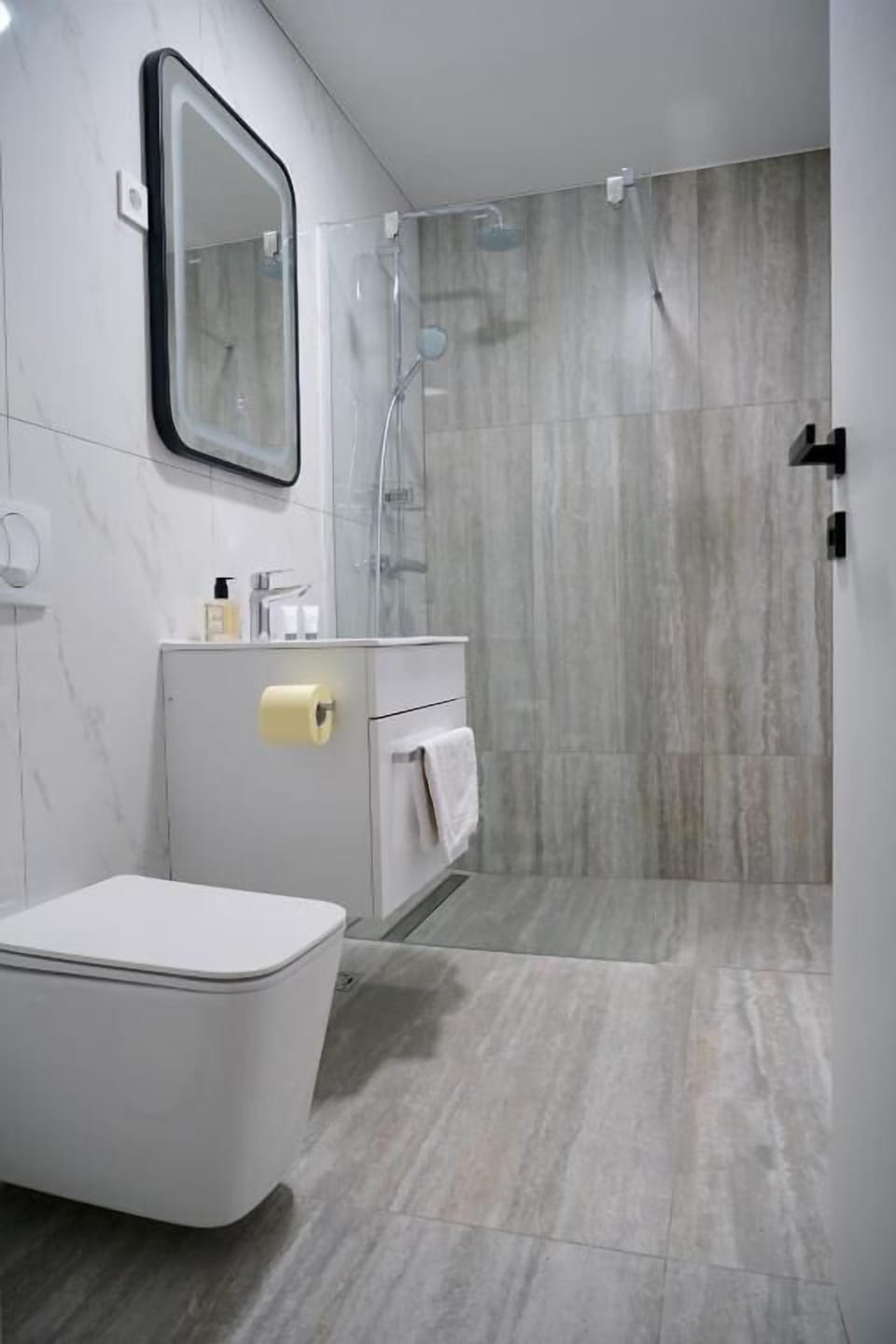 Deluxe Double Room | Bathroom | Shower, hair dryer, towels, soap