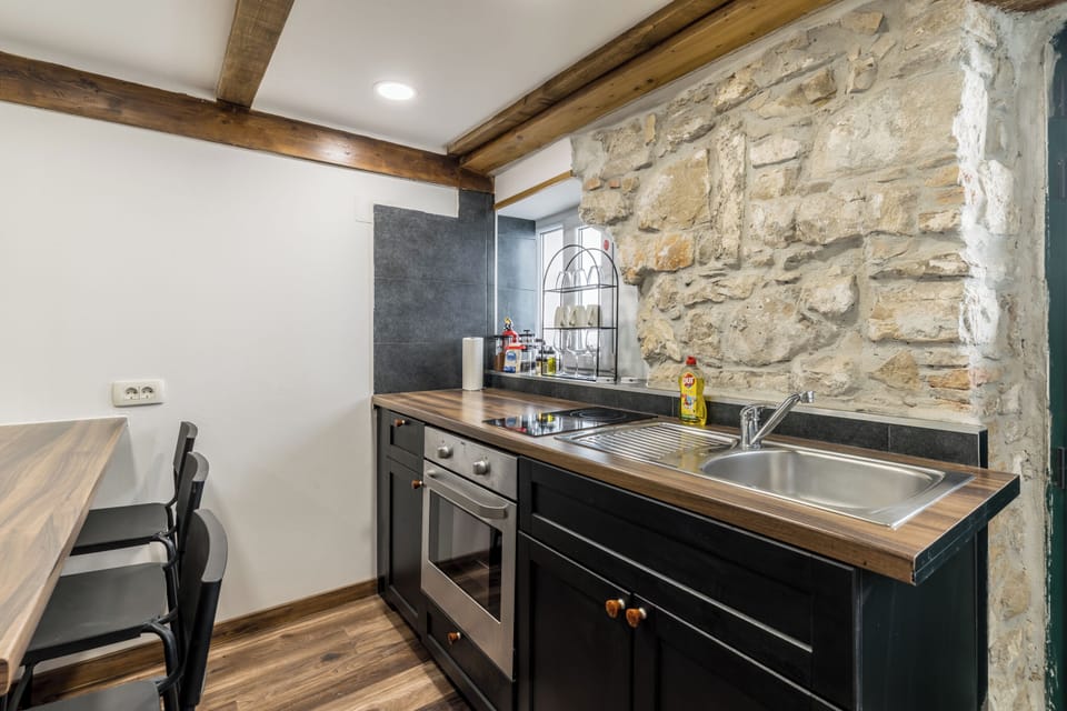 Standard Studio, Courtyard View | Private kitchen