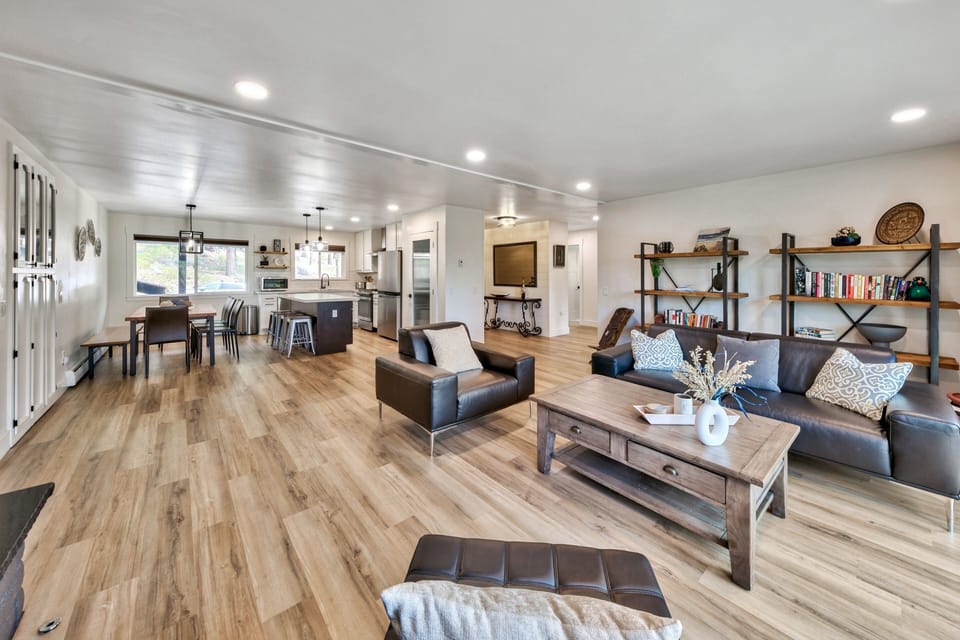 House, 4 Bedrooms | Living area | Smart TV