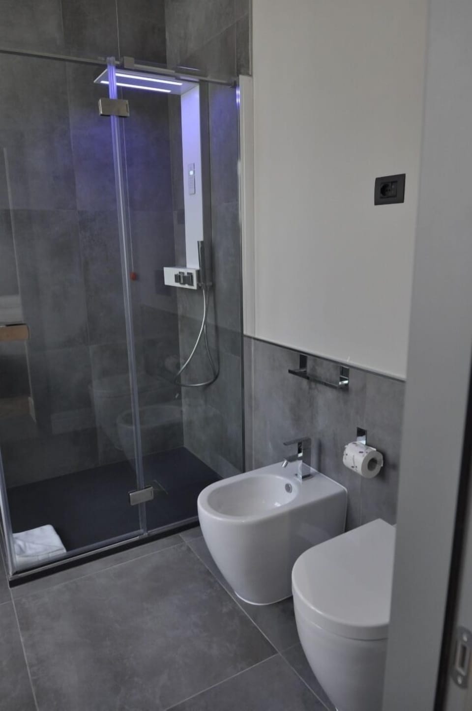 Superior Double Room | Bathroom | Shower, free toiletries, hair dryer, slippers