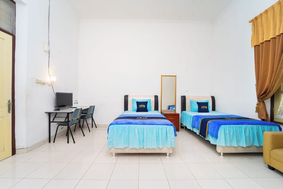 Family Room | Desk, WiFi (free)