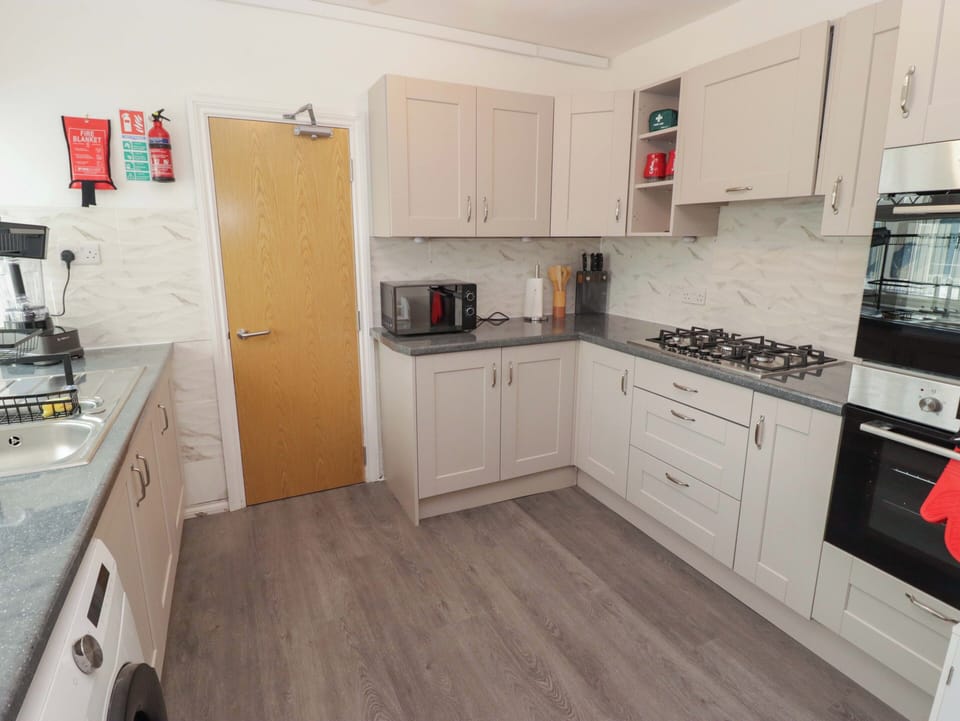Dishwasher, cookware/dishes/utensils
