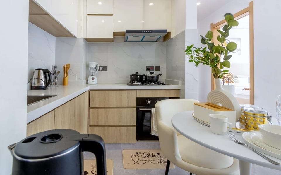 Full-size fridge, microwave, oven, stovetop