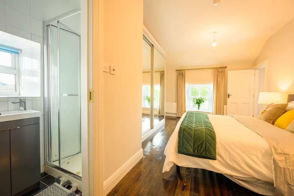 The Stone House Sleeps 10 With Parking House in County Galway