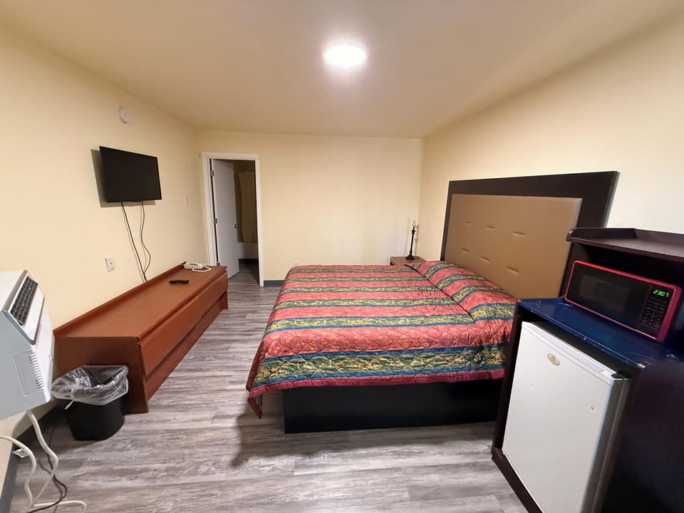 Room, 1 Queen Bed, Microwave | Desk, laptop workspace, free WiFi
