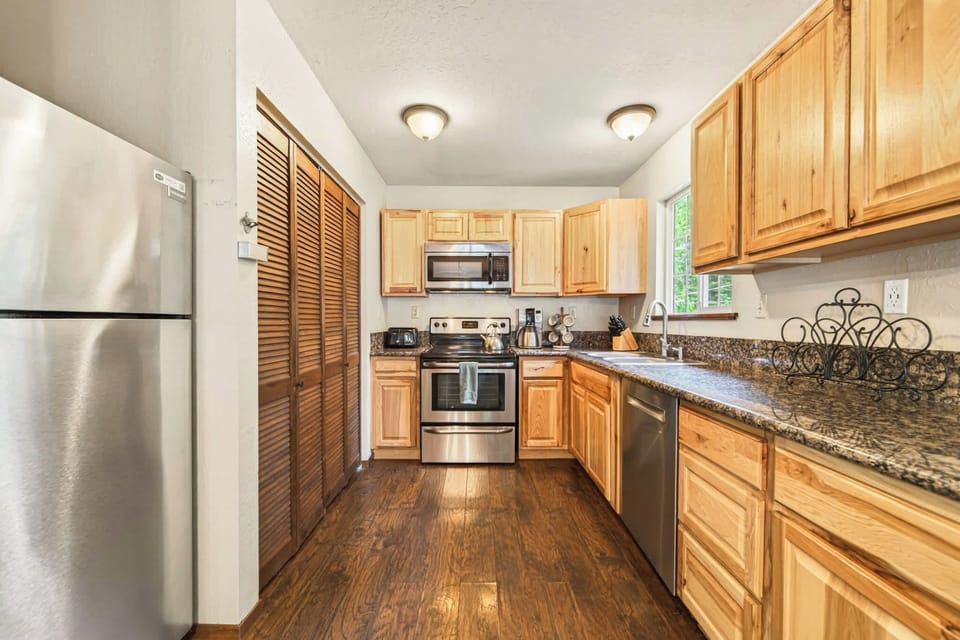 Cabin, Multiple Beds, Fireplace, Mountain View (The Rustic Pine) | Private kitchen